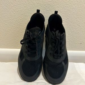 Fabletics gym shoes